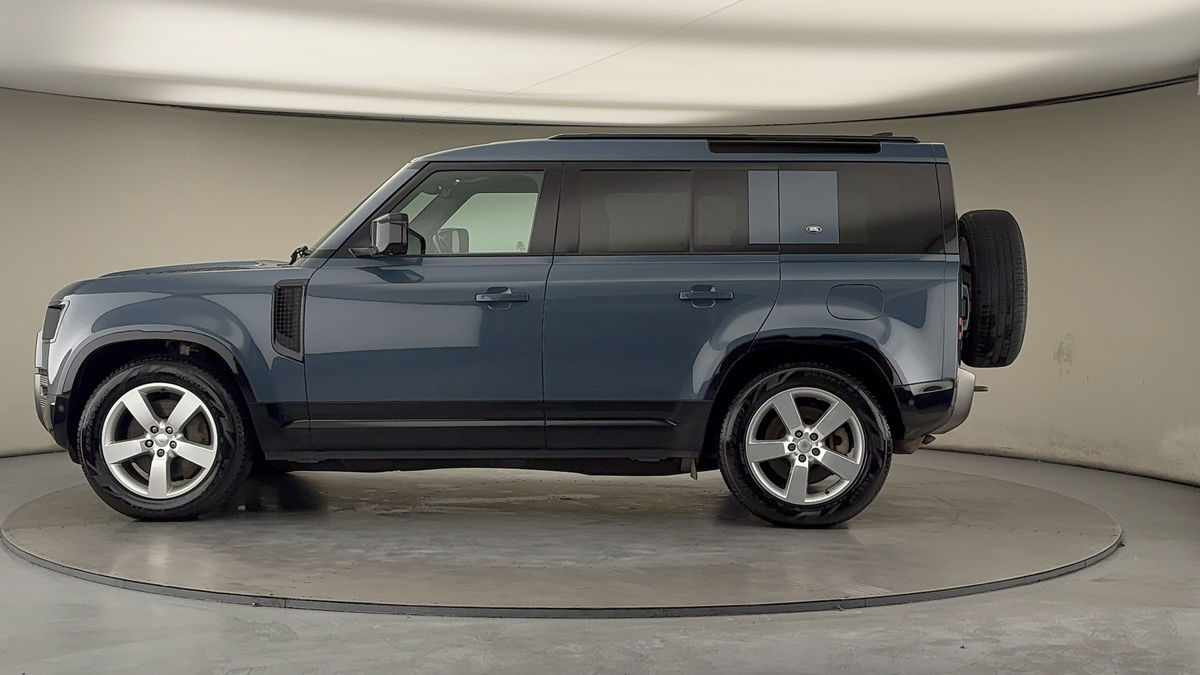 Land Rover Defender 110 Image 15