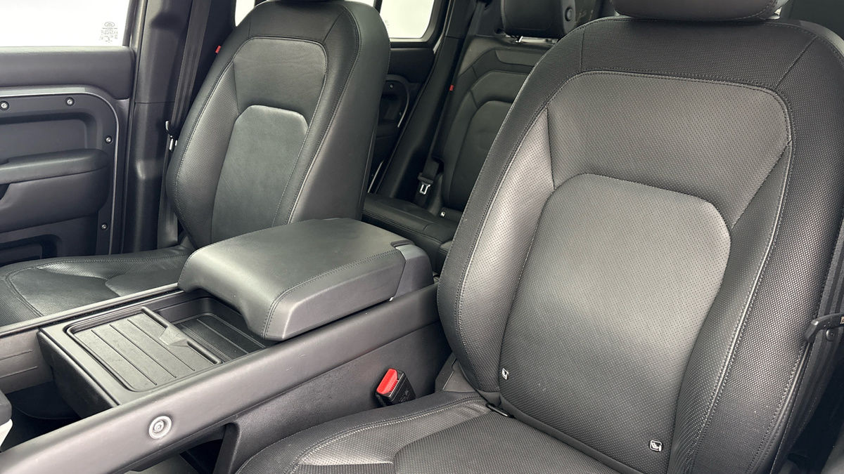 Land Rover Defender 110 Image 7