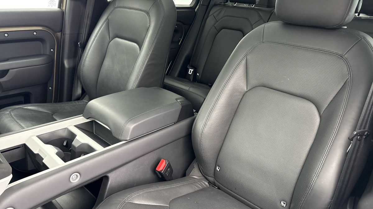 Land Rover Defender 110 Image 7