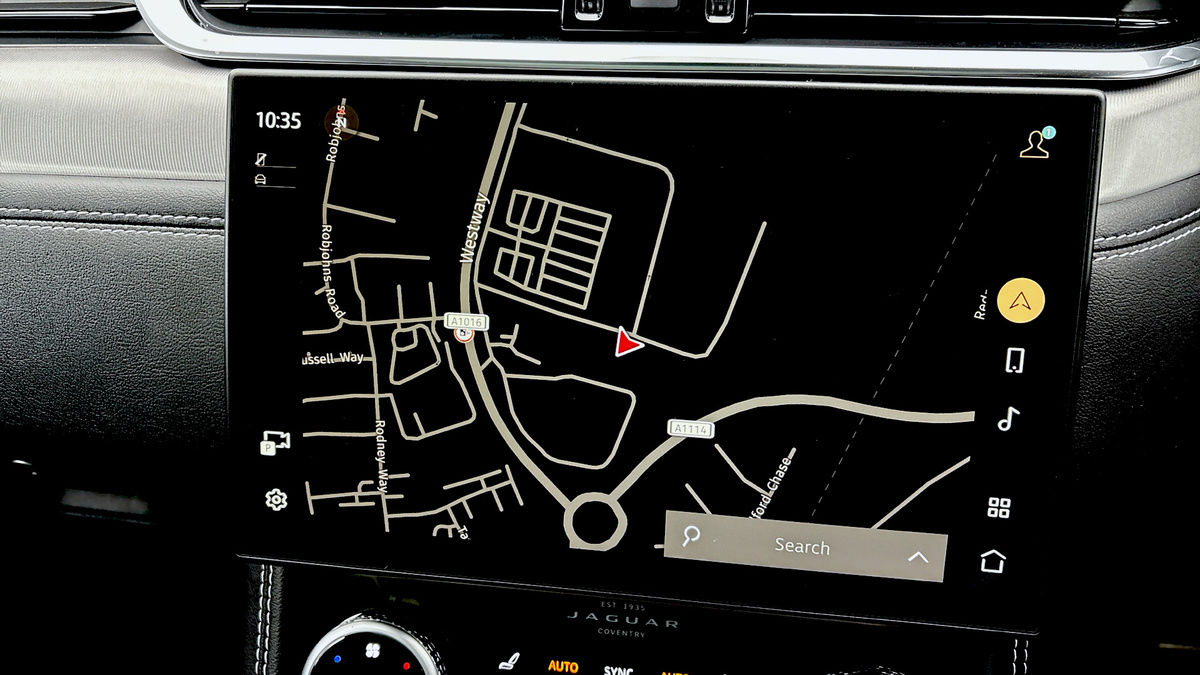 Jaguar F-PACE Image 17