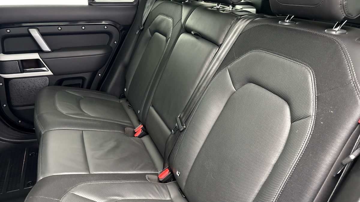 Land Rover Defender 110 Image 8