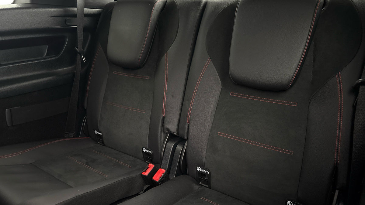 Mercedes-Benz GLB Image 25