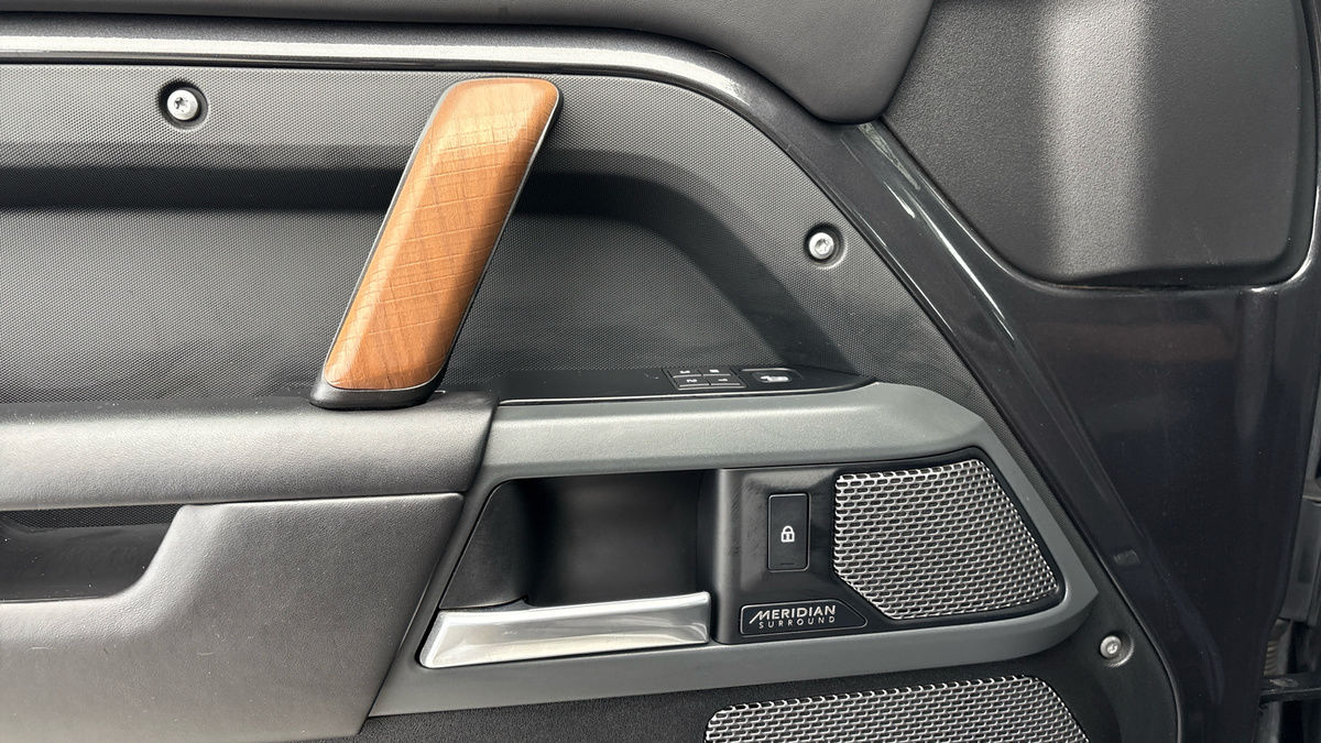 Land Rover Defender 110 Image 19