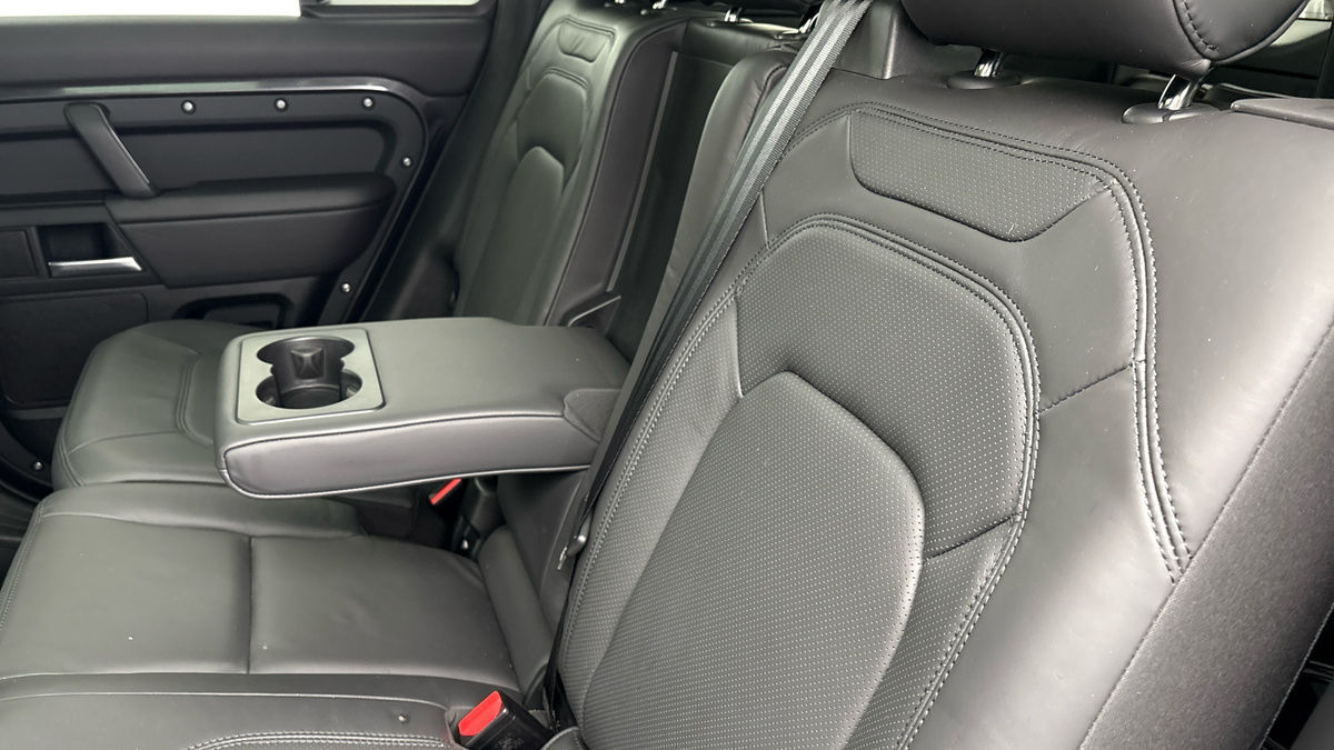 Land Rover Defender 110 Image 9