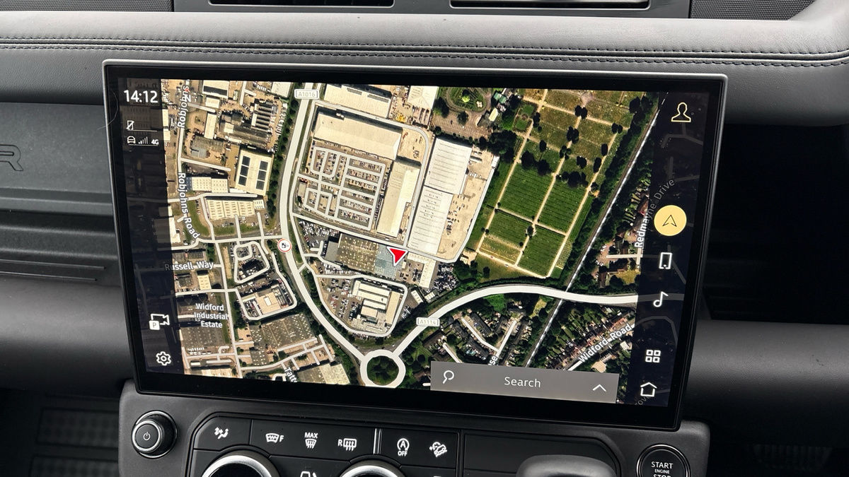 Land Rover Defender 110 Image 17