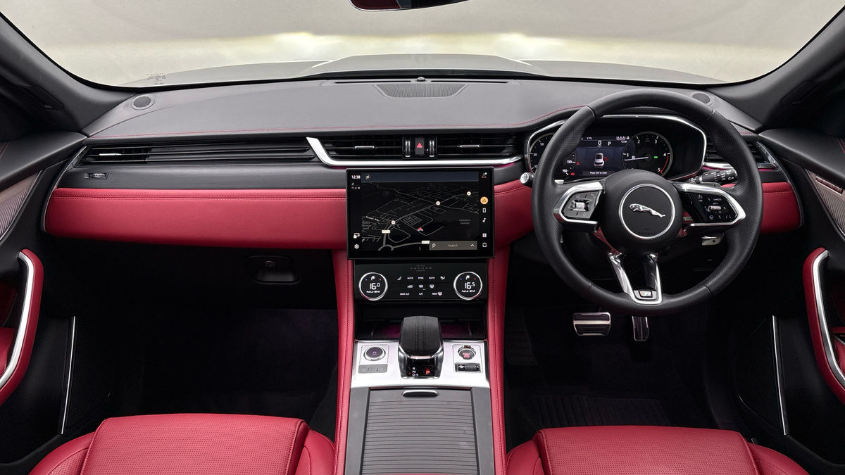 Jaguar F-PACE Image 12