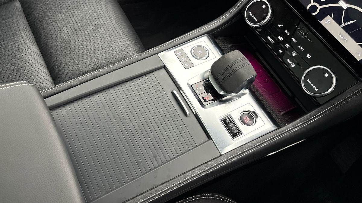 Jaguar F-PACE Image 18