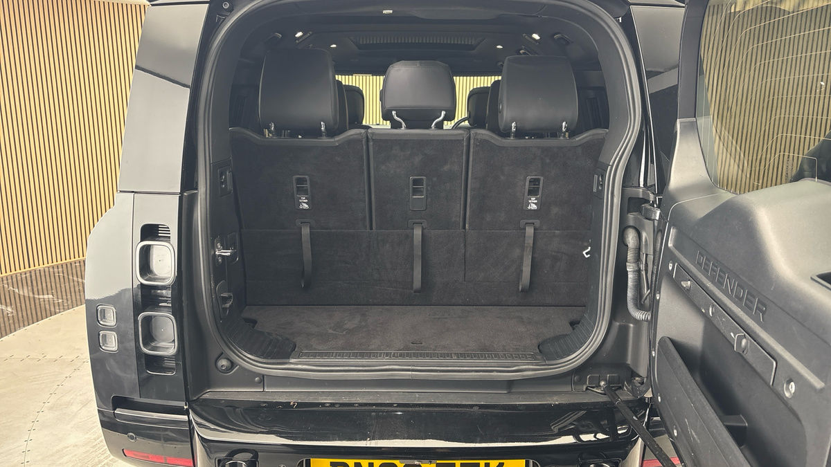 Land Rover Defender 130 Urban Image 11