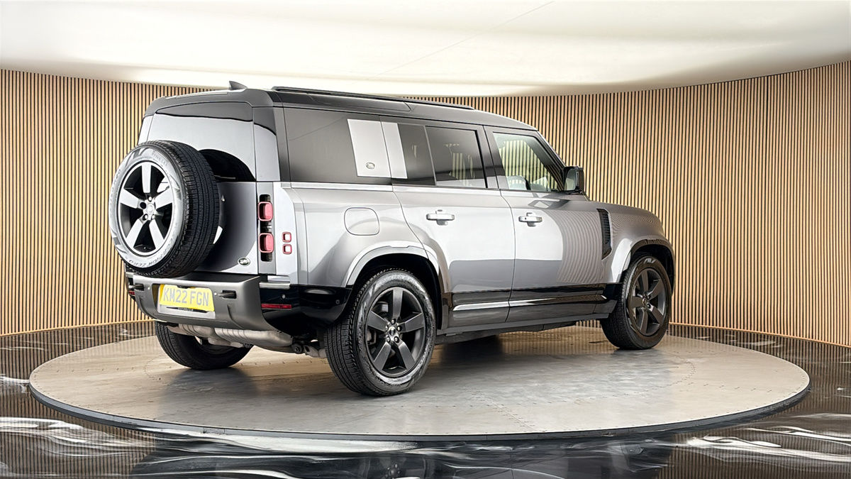 Land Rover Defender 110 Image 21