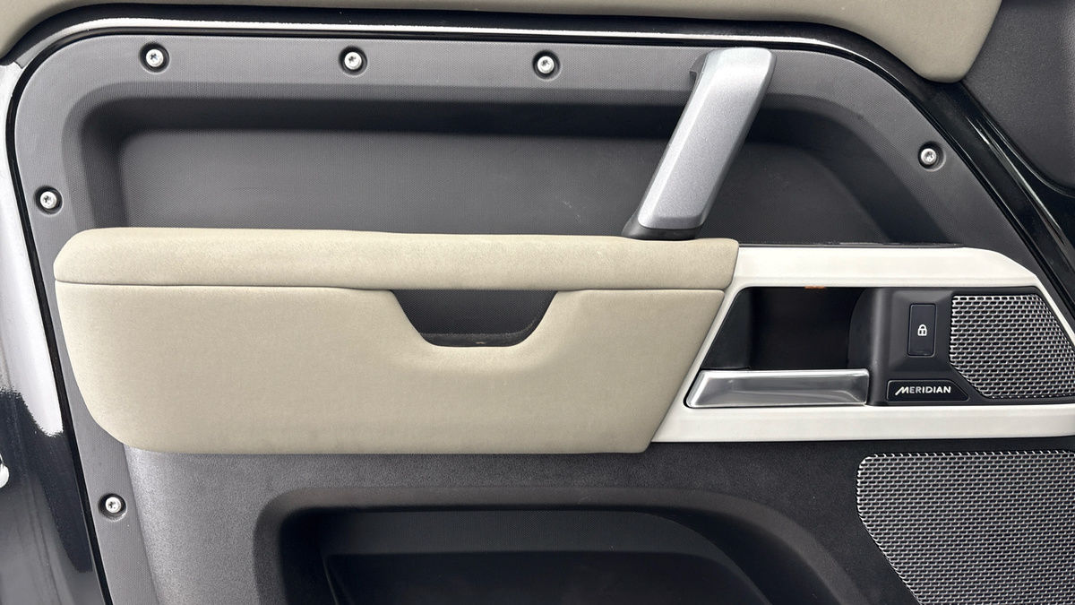 Land Rover Defender 110 Image 19