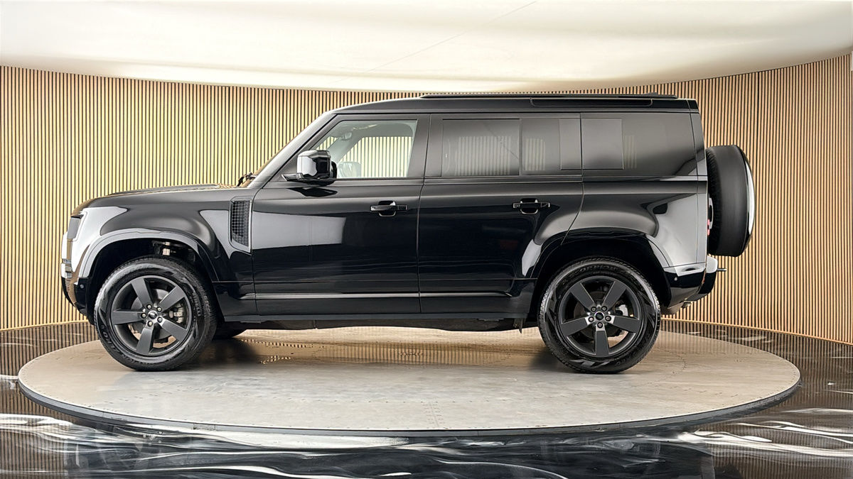 Land Rover Defender 110 Image 15