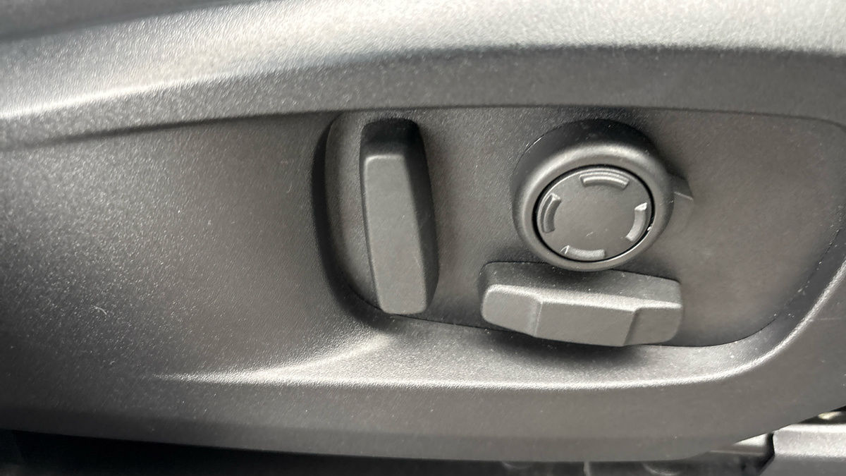 Land Rover Defender 110 Image 28