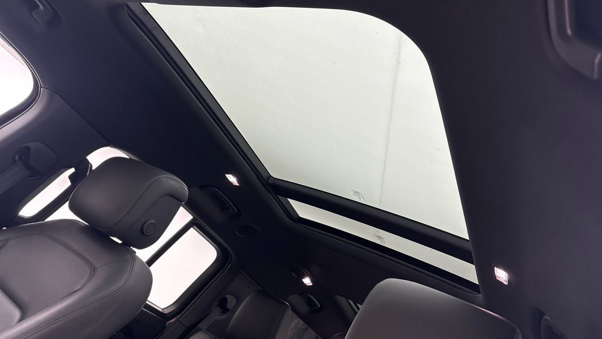 Land Rover Defender 130 Image 6