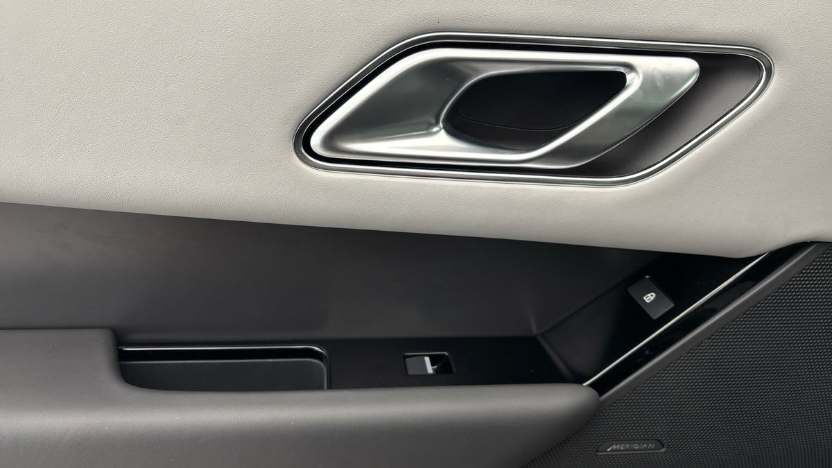 Land Rover Range Rover Velar Image 19