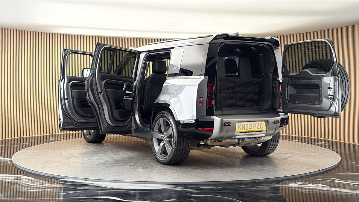 Land Rover Defender 110 Image 23