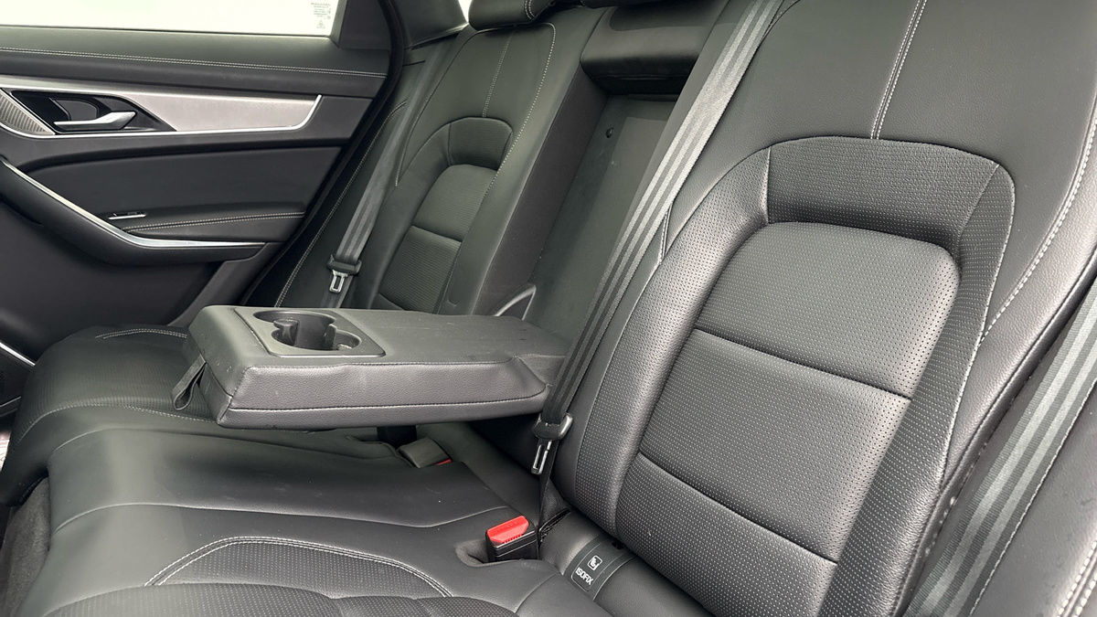Jaguar F-PACE Image 9