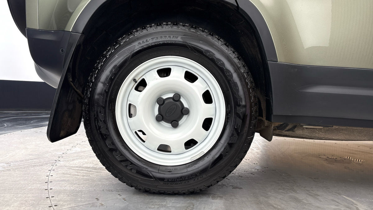 Land Rover Defender 110 Image 10