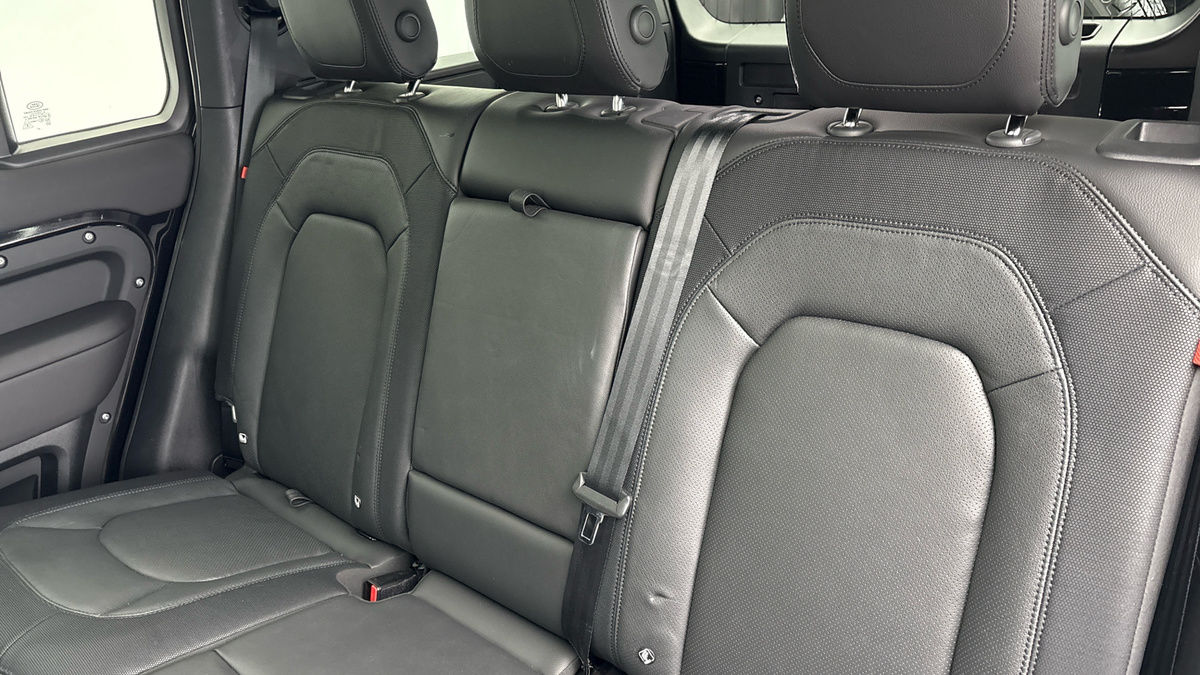 Land Rover Defender 110 Image 8