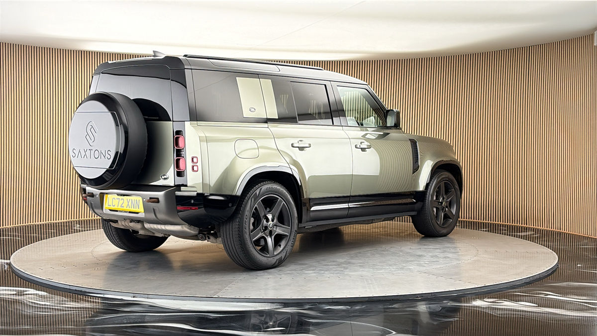 Land Rover Defender 110 Image 21
