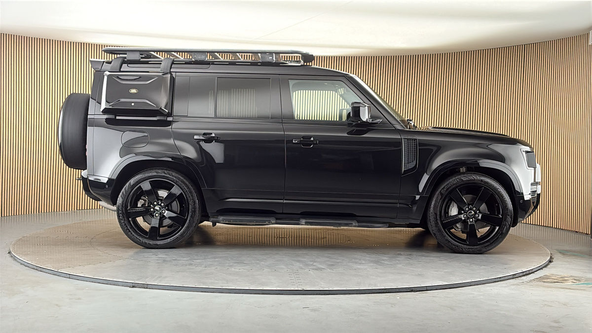 Land Rover Defender 110 Image 16