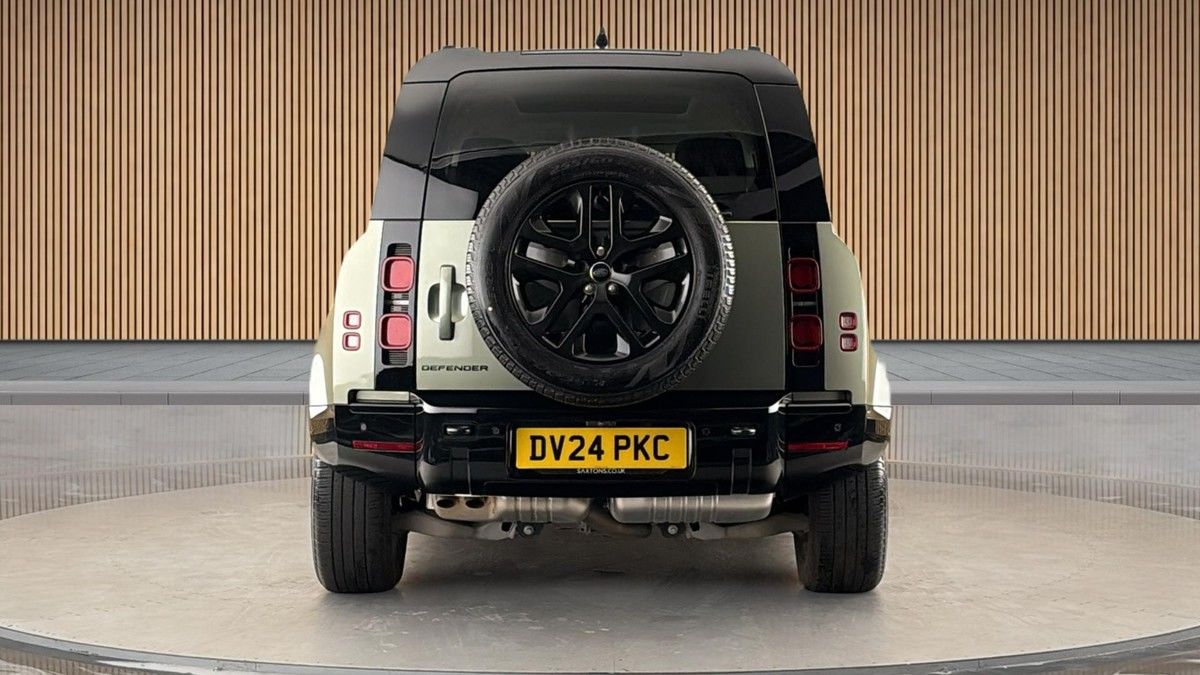 Land Rover Defender 110 Image 4