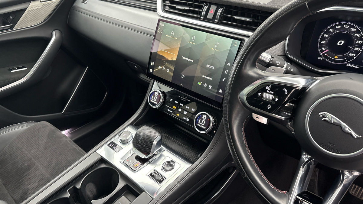 Jaguar F-PACE Image 18