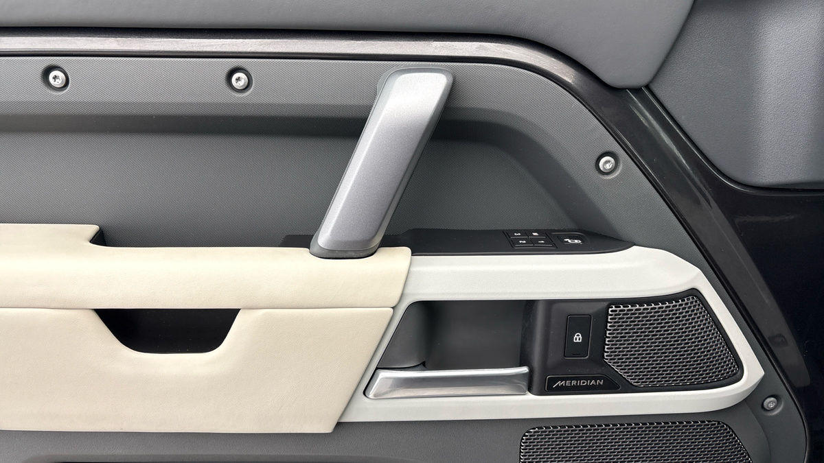 Land Rover Defender 90 Image 19