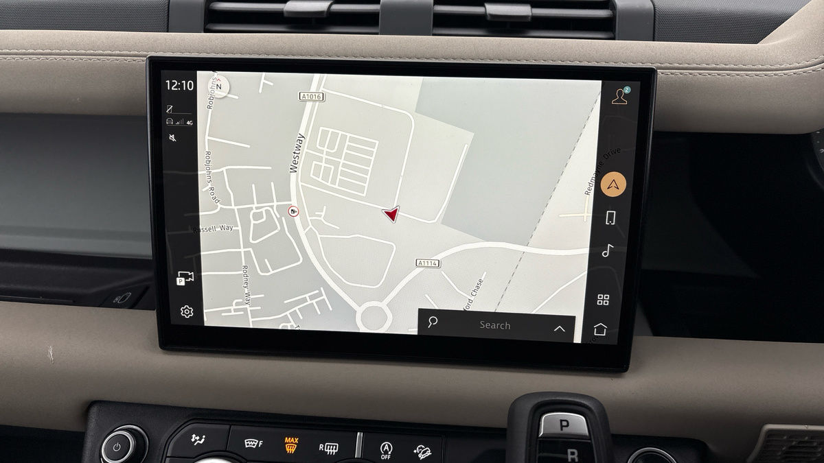 Land Rover Defender 110 Image 17