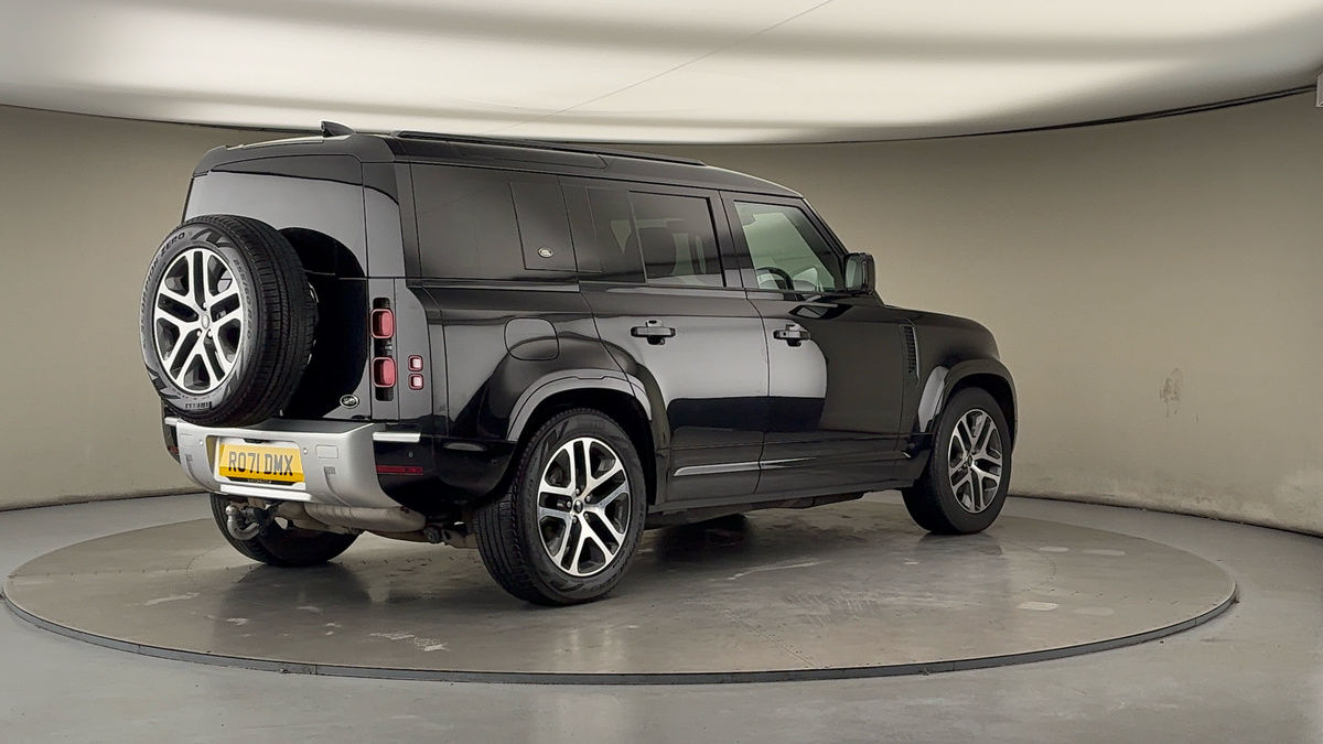 Land Rover Defender 110 Image 21