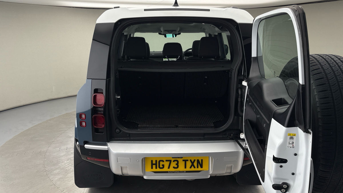 Land Rover Defender 110 Image 11