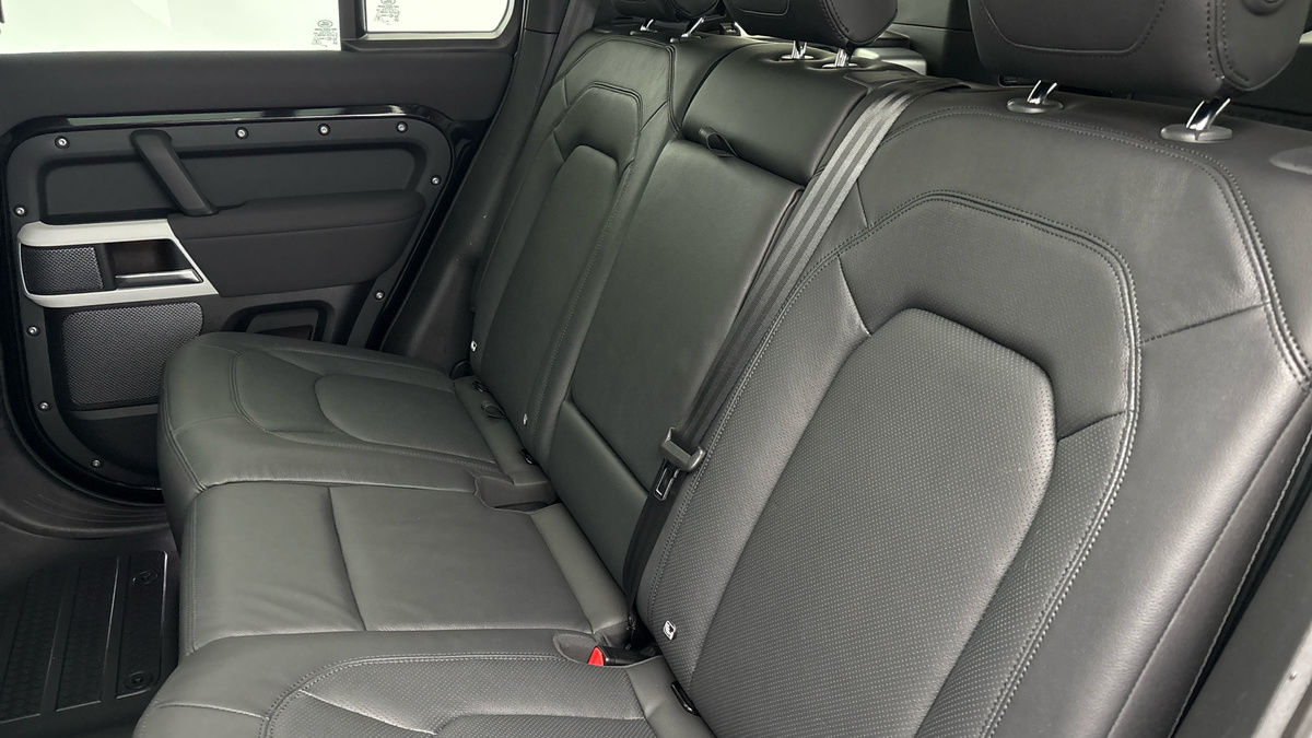 Land Rover Defender 110 Image 8