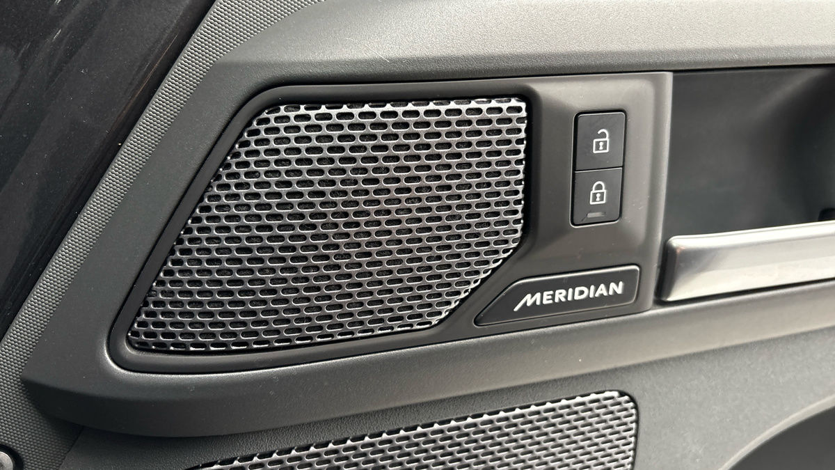 Land Rover Defender 110 Image 25