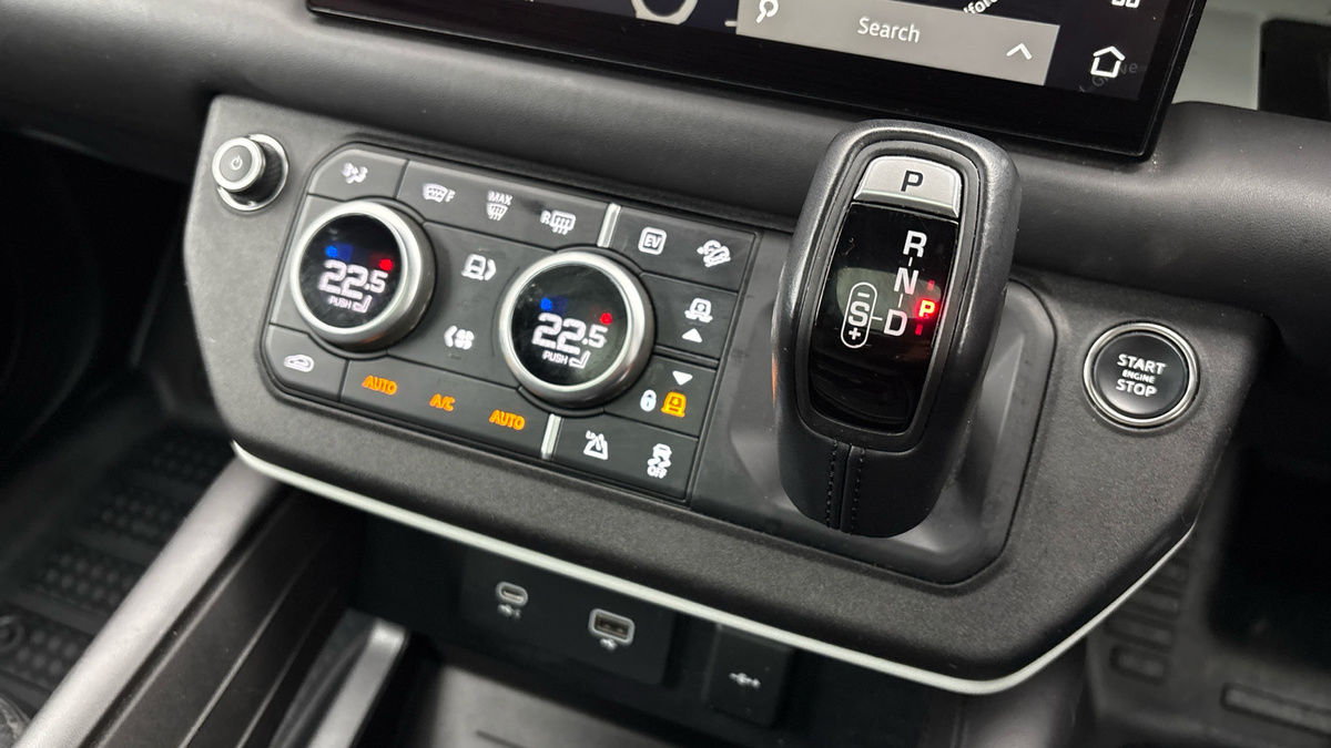 Land Rover Defender 110 Image 25