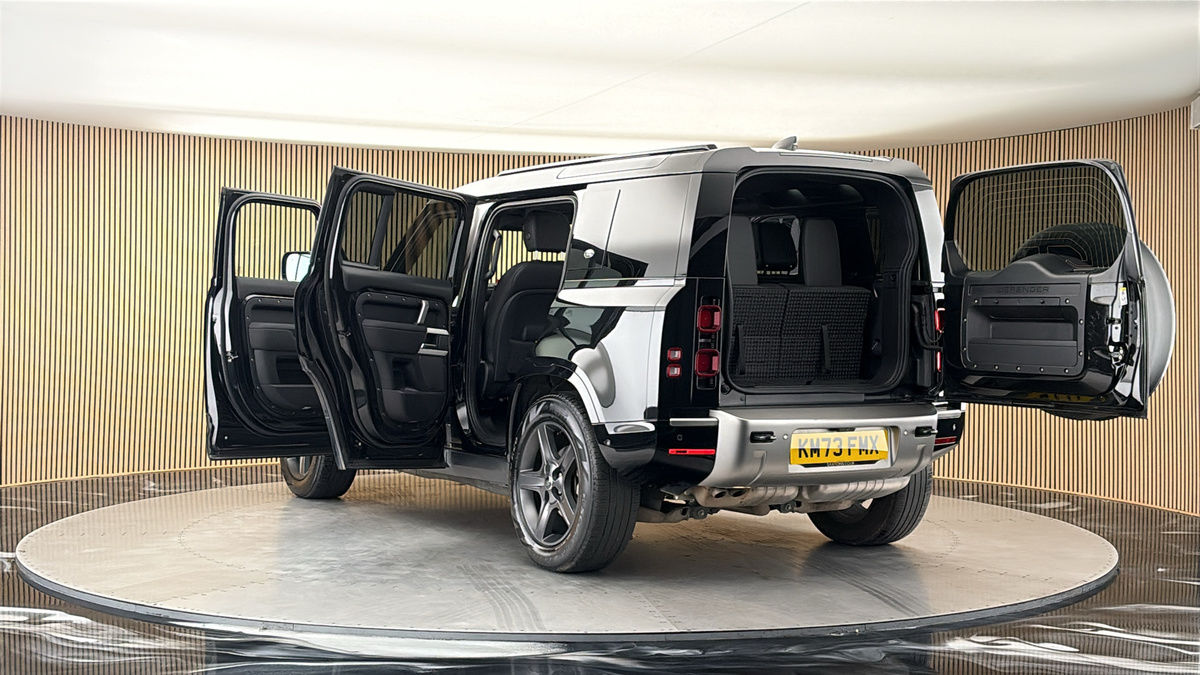 Land Rover Defender 110 Image 23