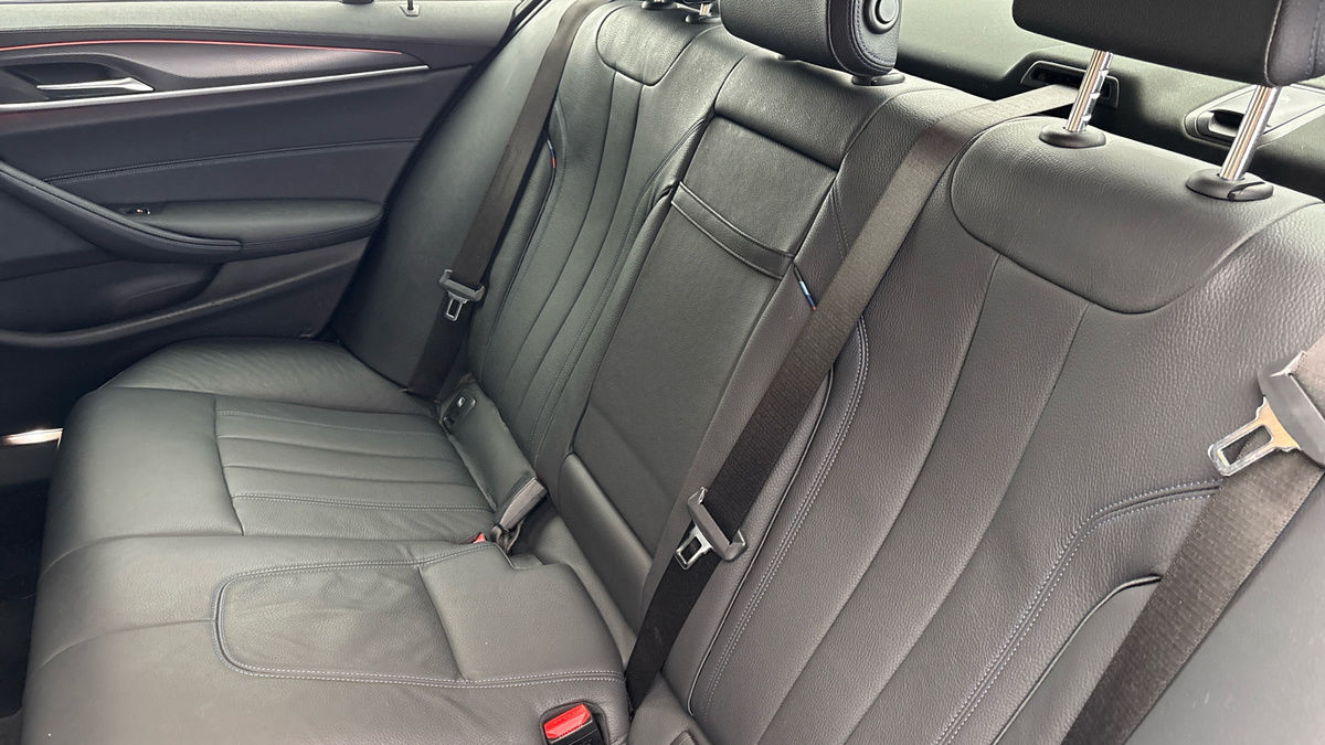BMW 5 Series Image 8