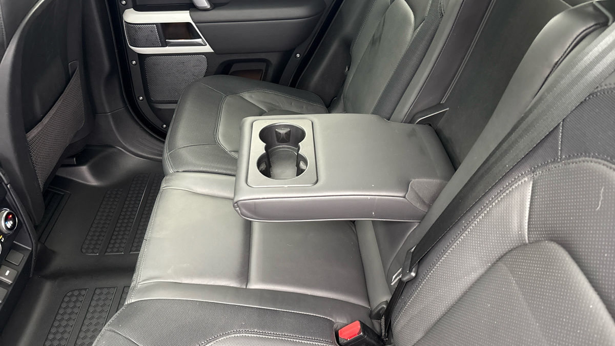 Land Rover Defender 110 Image 9