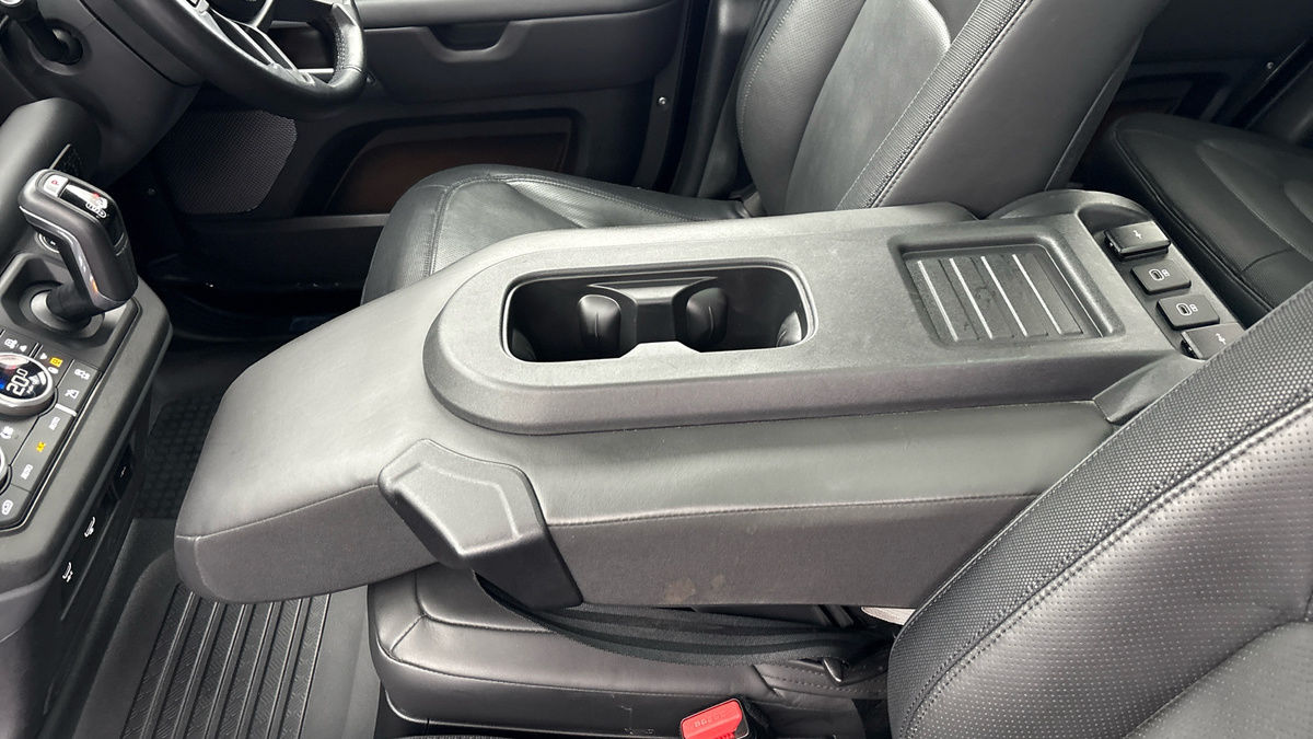 Land Rover Defender 110 Image 27