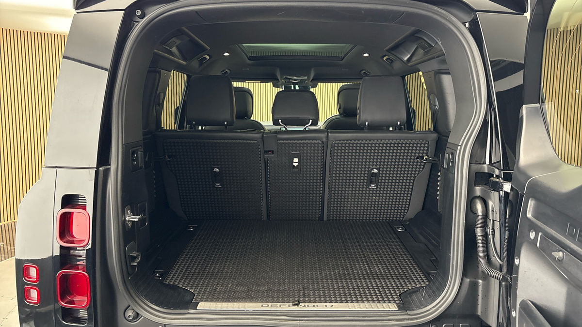 Land Rover Defender 110 Image 11