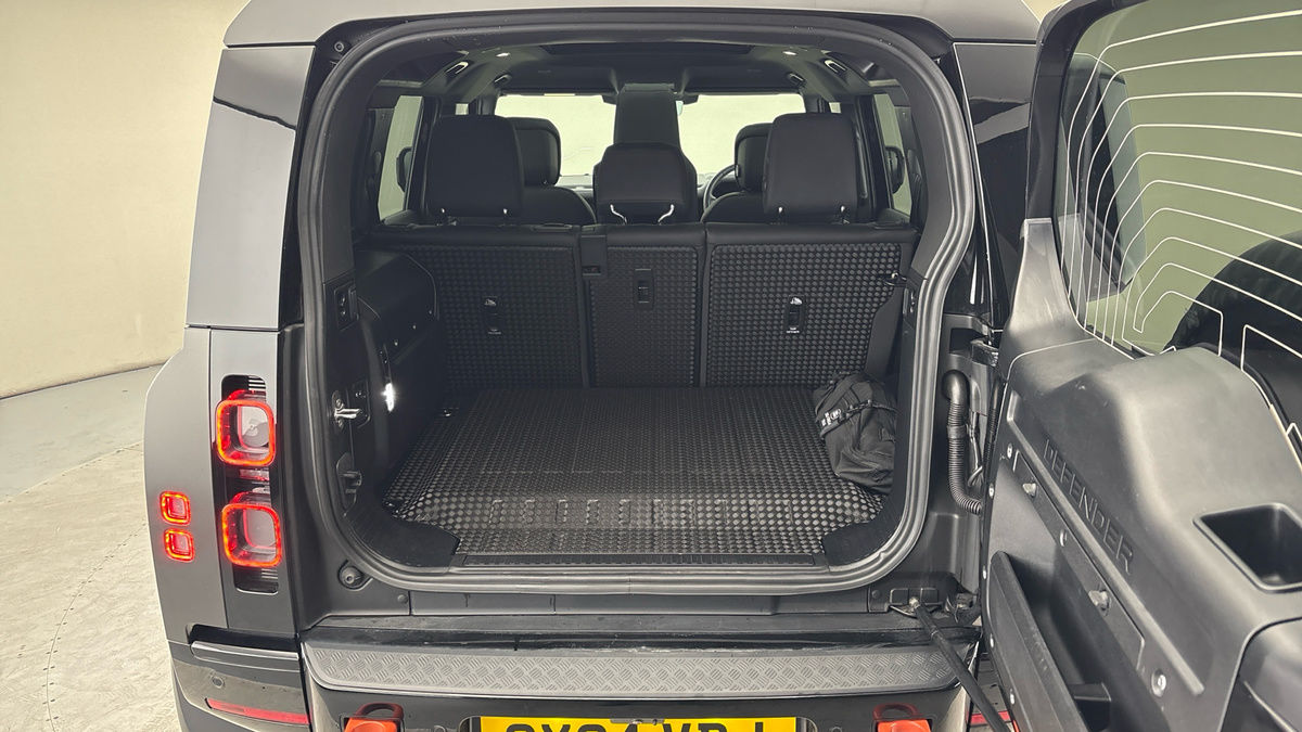 Land Rover Defender 110 Image 11