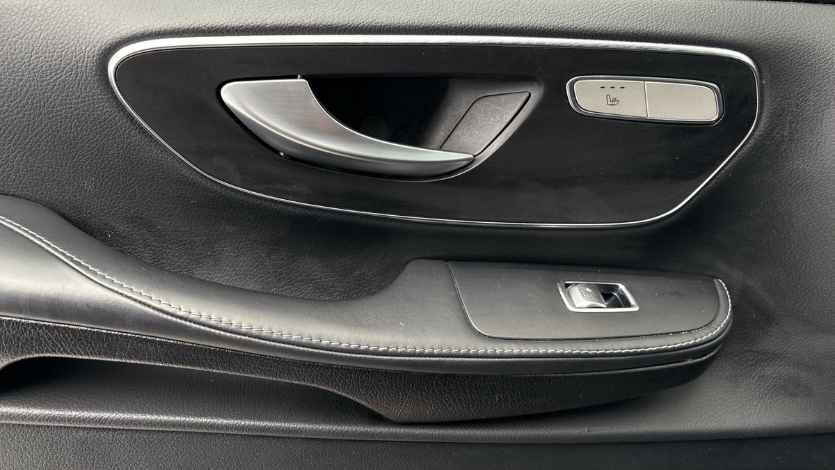 Mercedes-Benz V Class Image 19