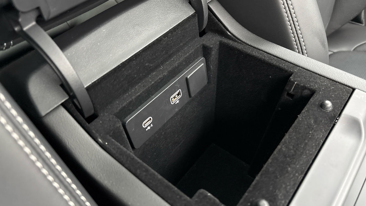 Jaguar F-PACE Image 34