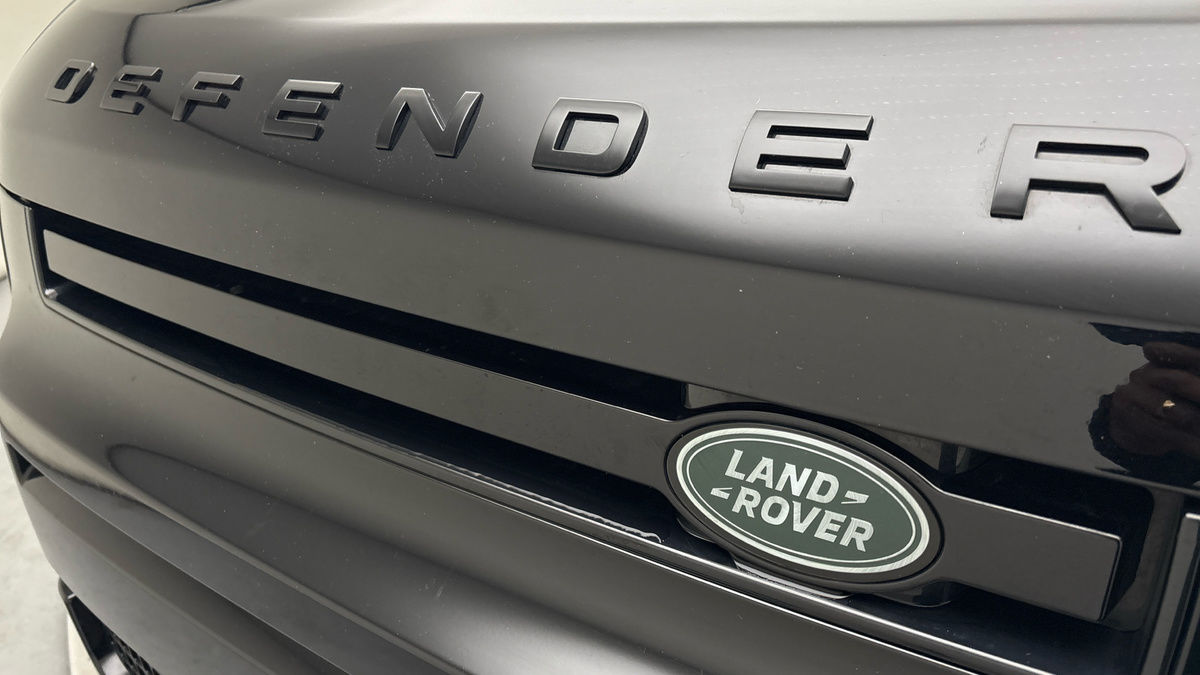 Land Rover Defender 110 Image 24