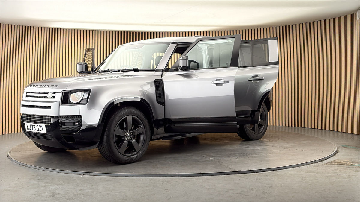 Land Rover Defender 110 Image 22
