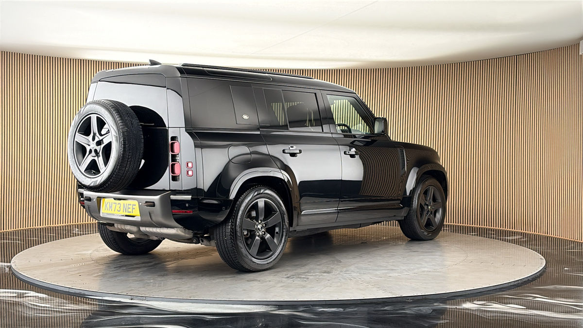 Land Rover Defender 110 Image 21