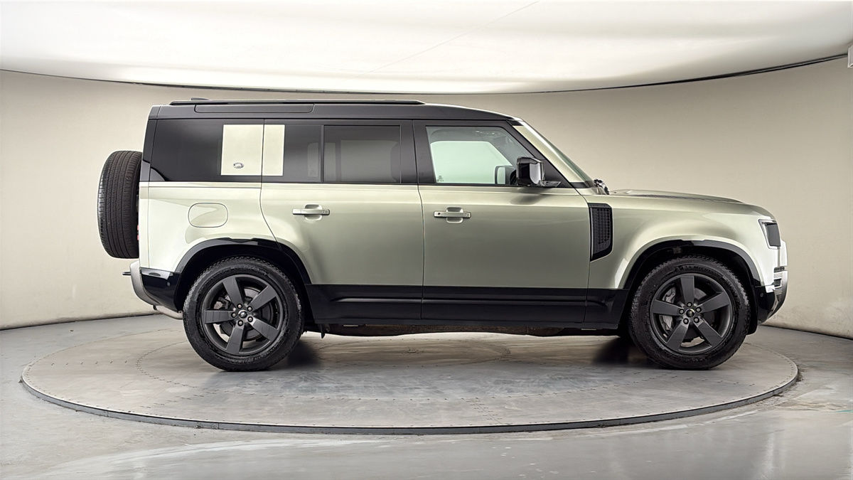 Land Rover Defender 110 Image 16