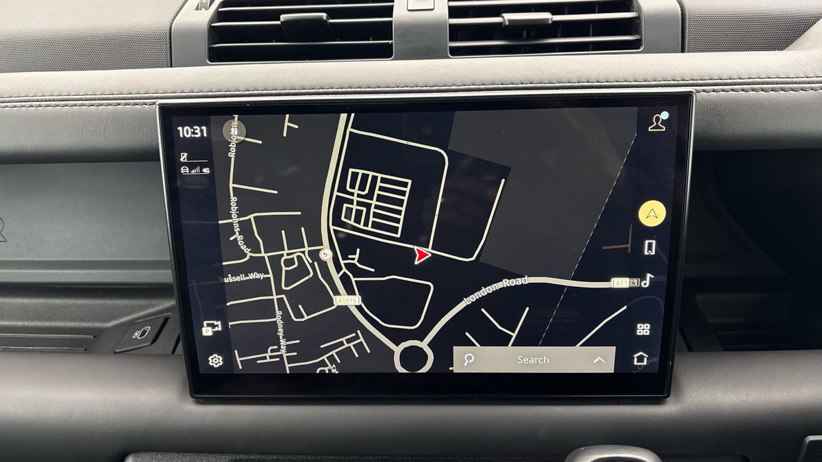 Land Rover Defender 110 Image 17