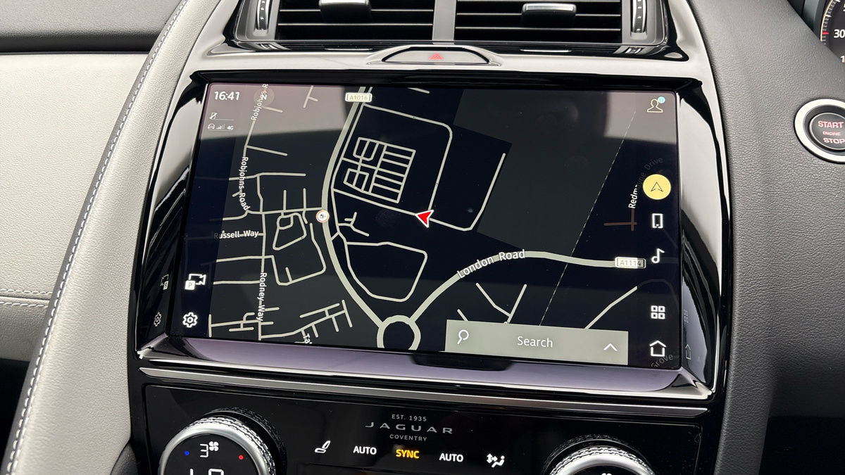 Jaguar E-PACE Image 17