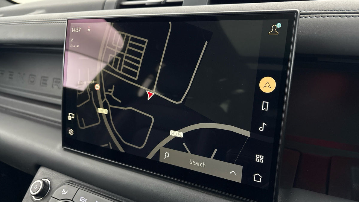 Land Rover Defender 110 Image 17