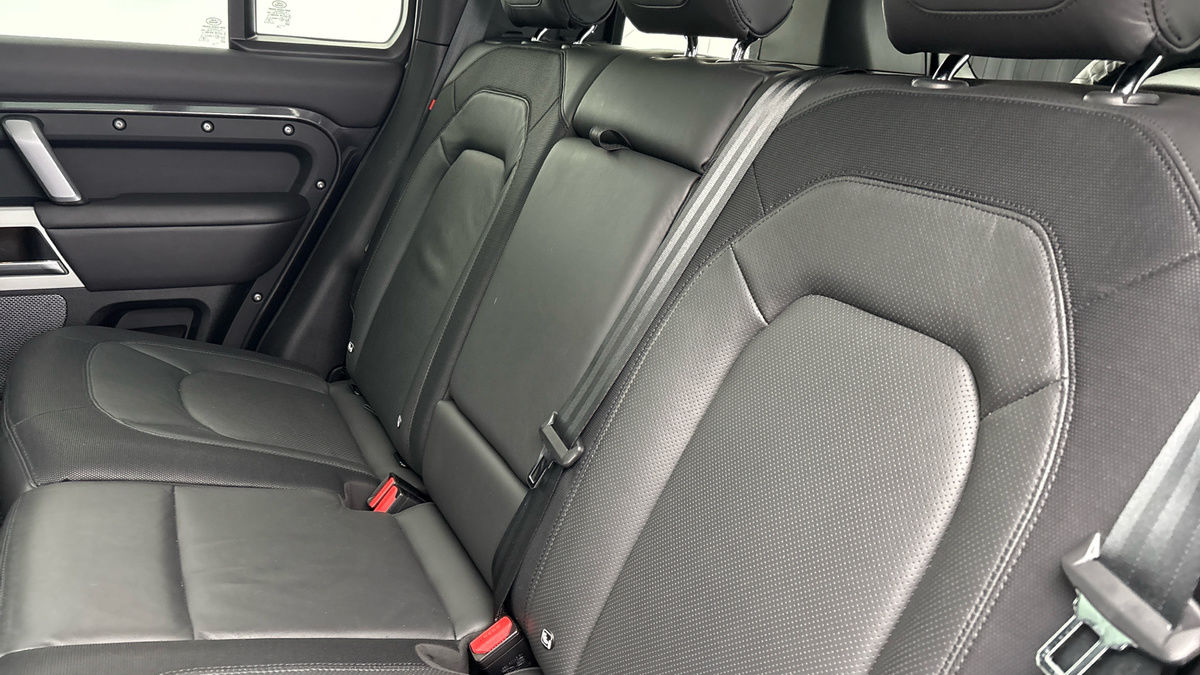 Land Rover Defender 110 Image 8