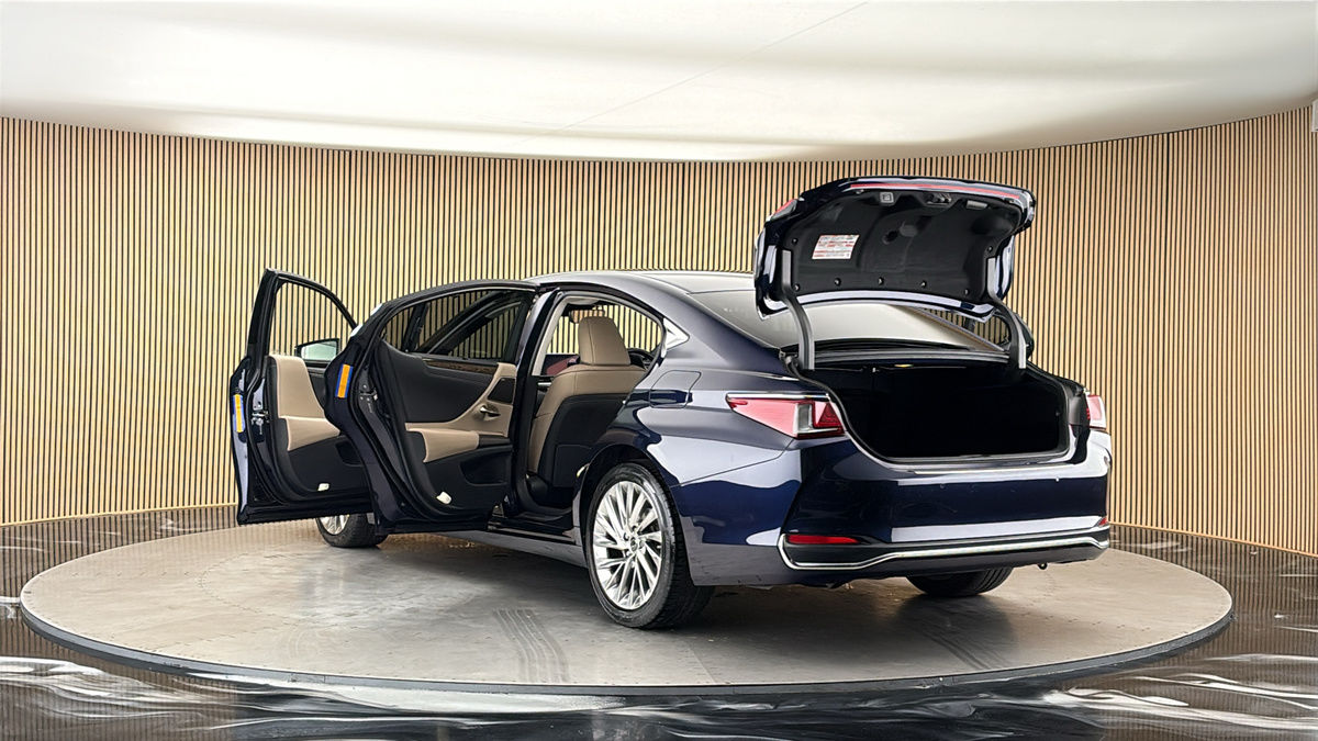 Lexus ES Image 23
